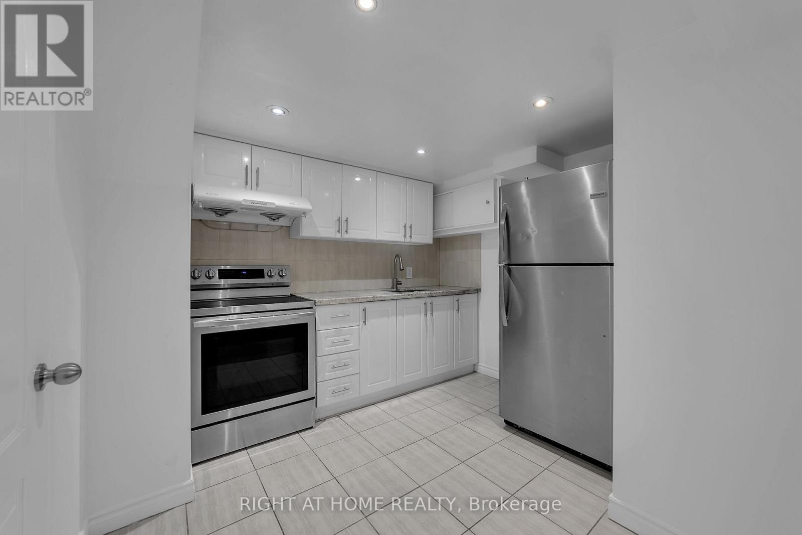 303 Blue Grass Boulevard, Richmond Hill, Ontario  L4C 3H3 - Photo 9 - N13681824