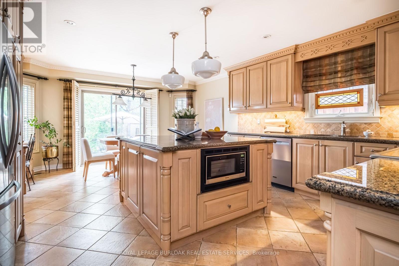 1729 Riverbend Court, Mississauga, Ontario  L5M 5J1 - Photo 10 - W13681818