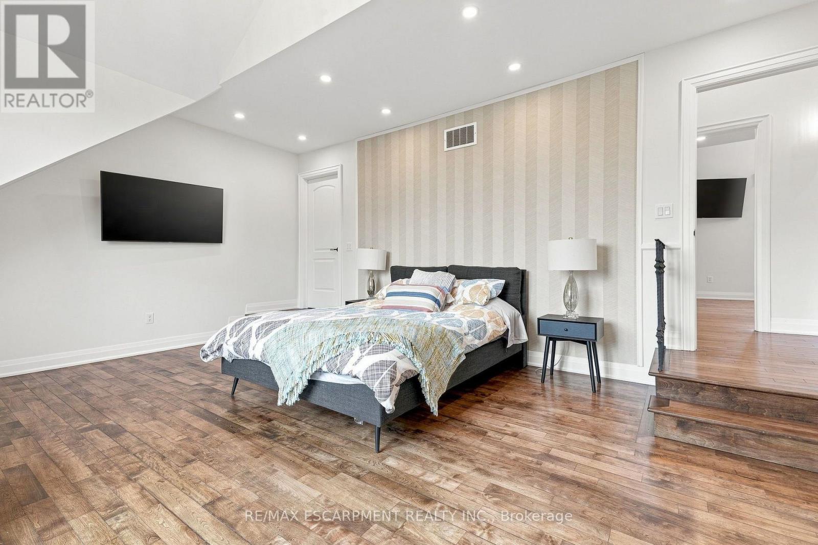 2019 Dundas Street, Burlington, Ontario  L7P 0S8 - Photo 31 - W13681822