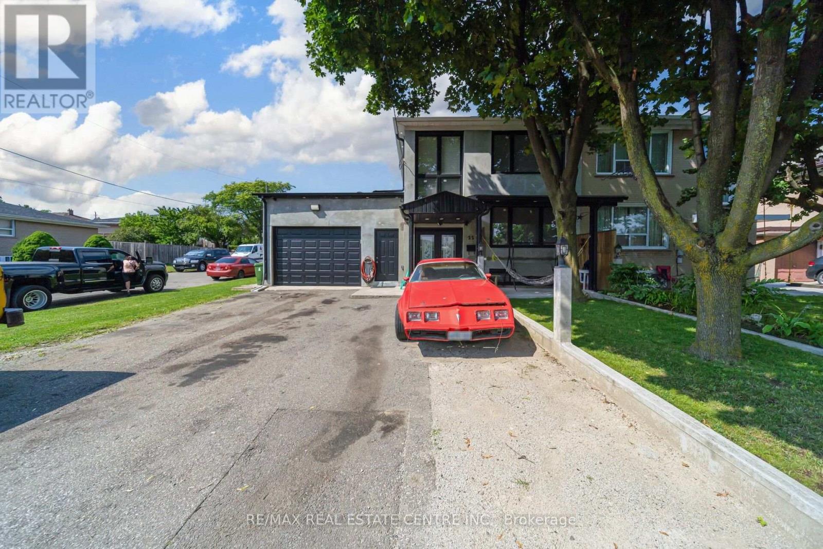 <div class="slider-price">$899,900</div><p>22 Neames Crescent, Toronto, Ontario</p>