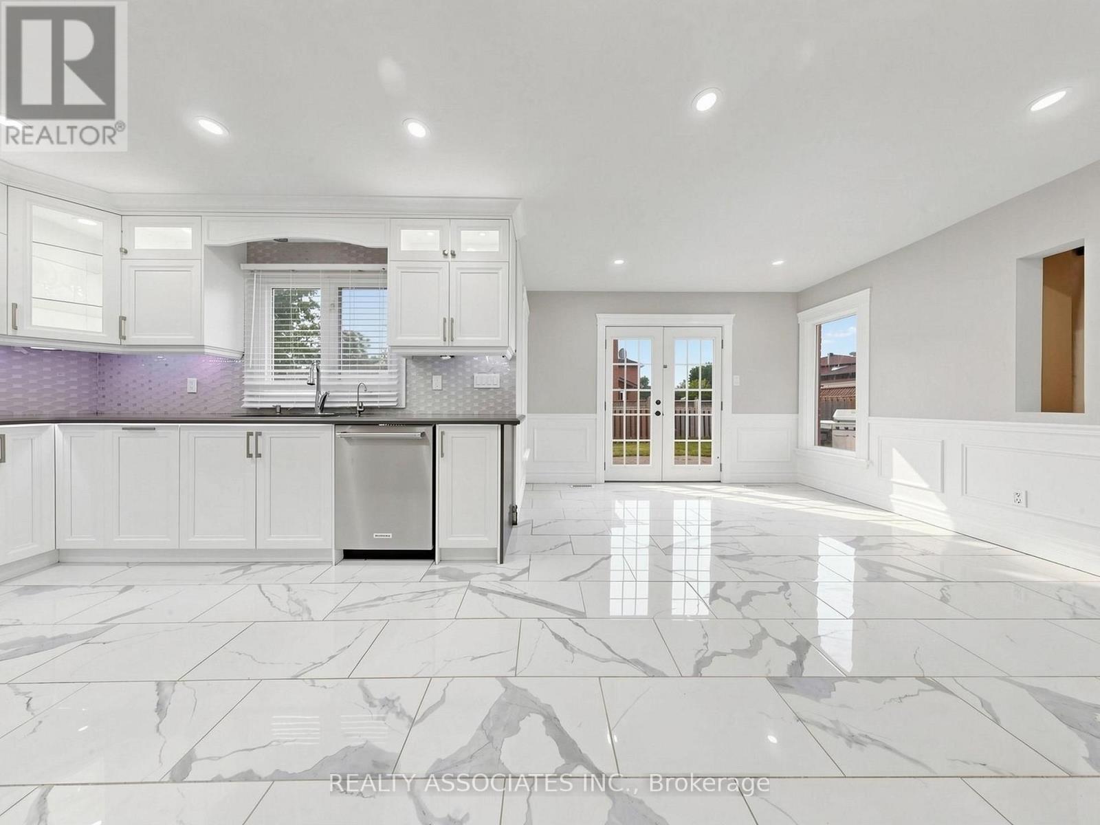 96 Zinnia Place S, Vaughan, Ontario  L4L 6G7 - Photo 9 - N13592408
