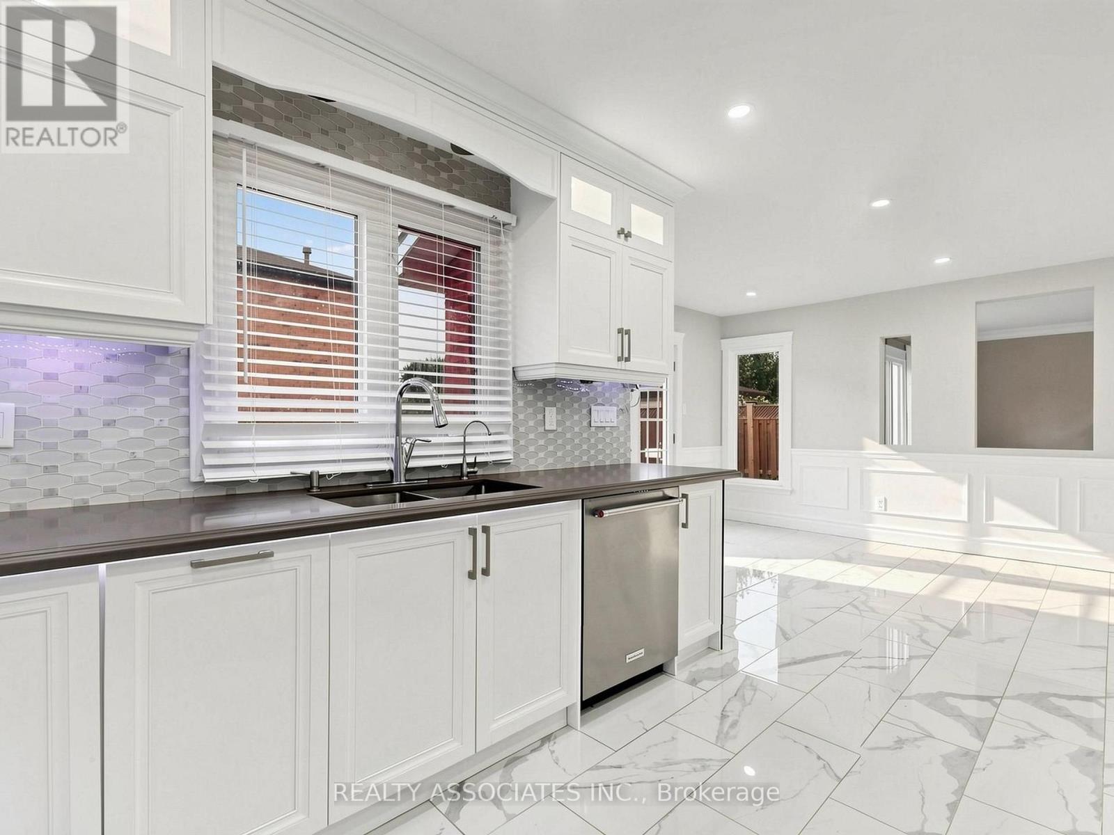 96 Zinnia Place S, Vaughan, Ontario  L4L 6G7 - Photo 12 - N13592408