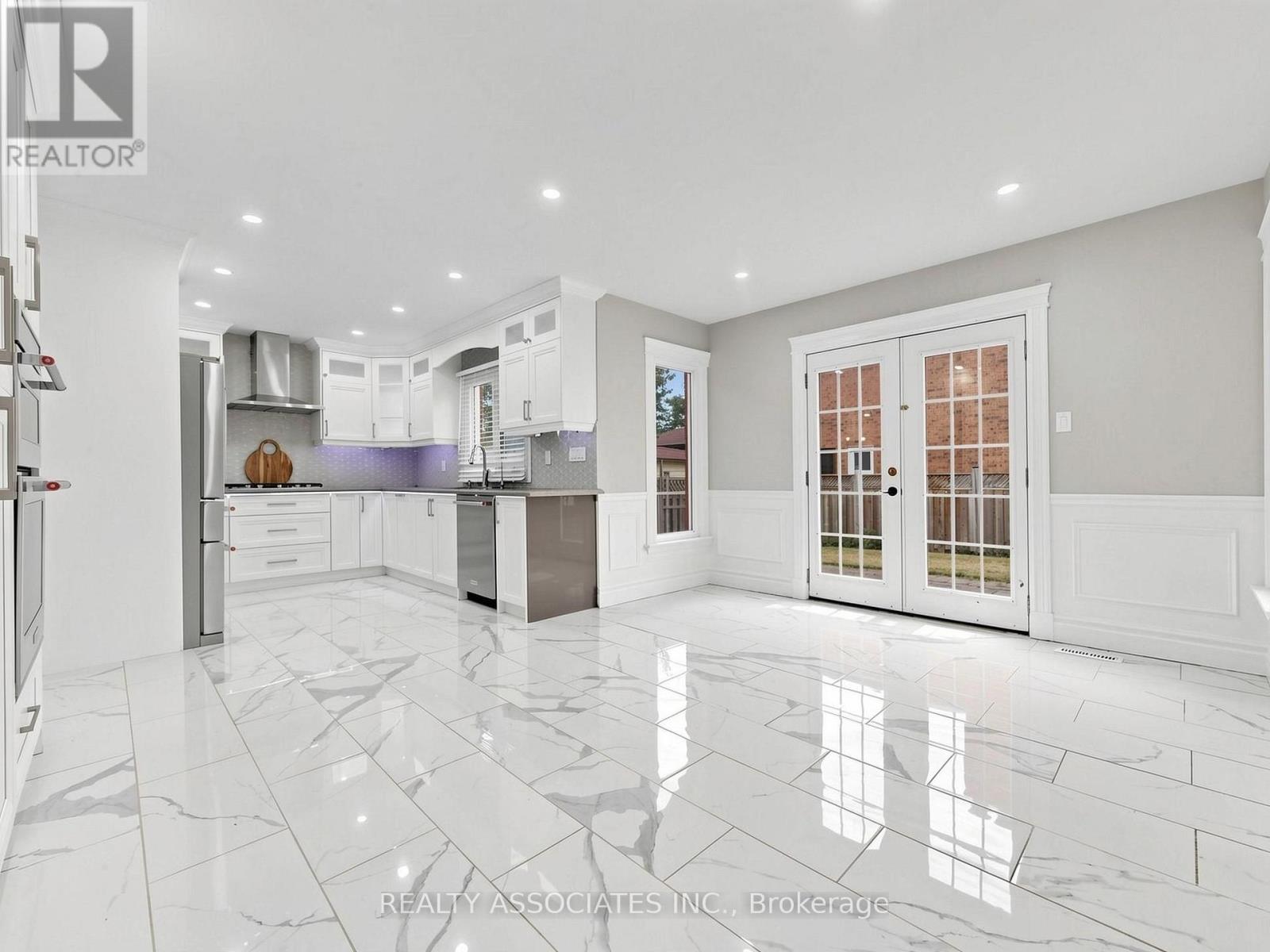 96 Zinnia Place S, Vaughan, Ontario  L4L 6G7 - Photo 8 - N13592408