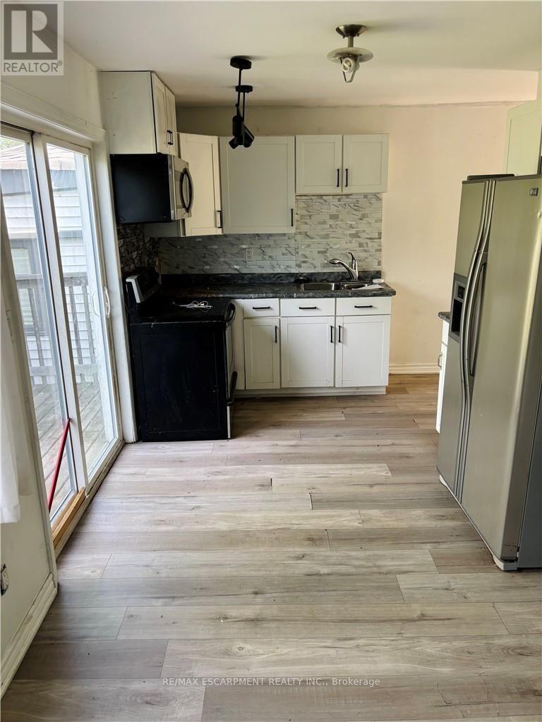 218 East 8th Street, Hamilton, Ontario  L9A 3L8 - Photo 2 - X13681930