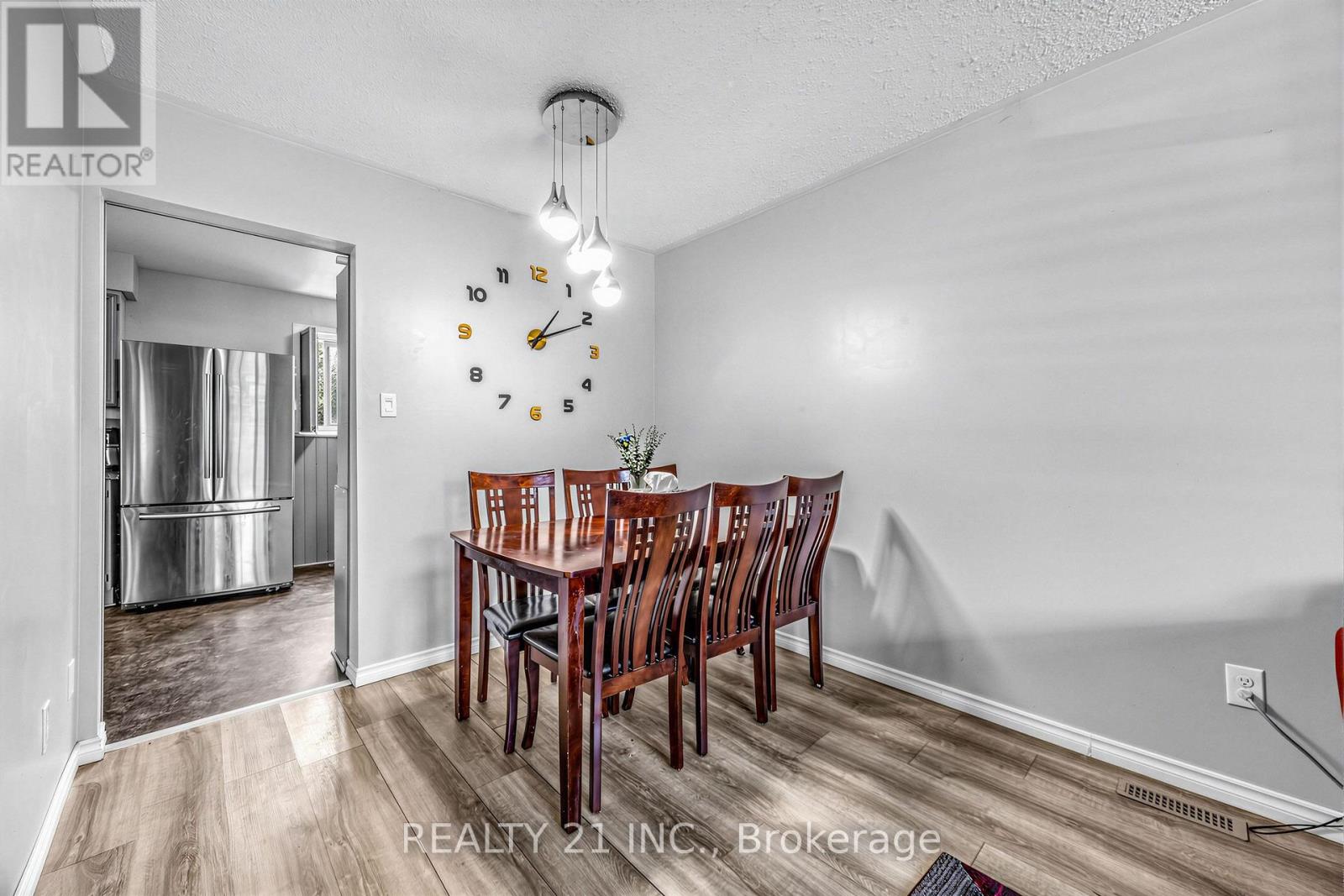 376 Vancouver Crescent, Oshawa, Ontario  L1J 5X9 - Photo 5 - E13682156