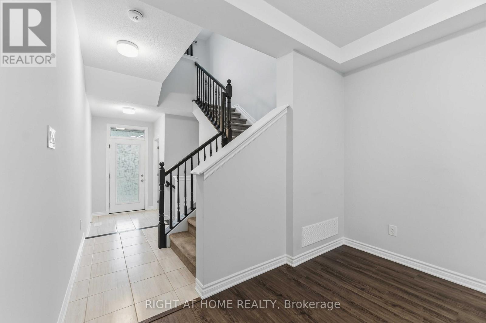 709 Derreen Avenue, Ottawa, Ontario  K2S 2Z2 - Photo 2 - X13682258