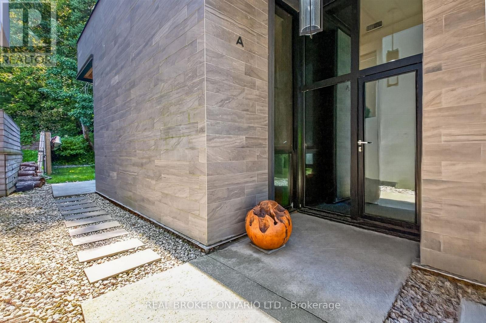 90a South Kingsway Way, Toronto, Ontario  M6S 3T3 - Photo 2 - W13682162