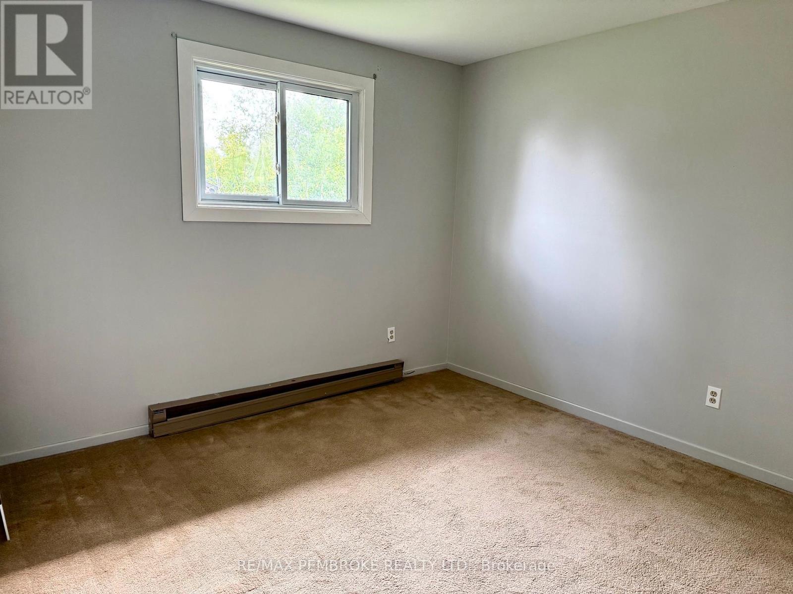 114 Hemlock Street, Petawawa, Ontario K8H 3C2 - Photo 10 - X12854796