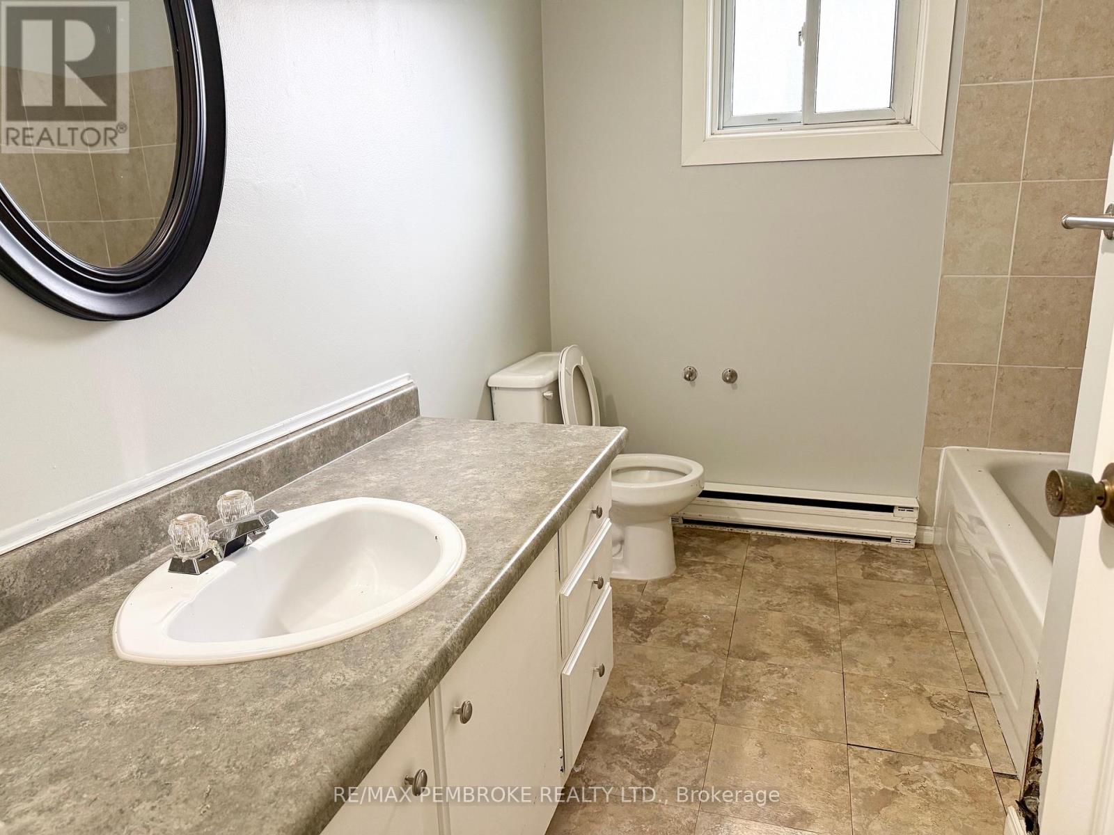 114 Hemlock Street, Petawawa, Ontario K8H 3C2 - Photo 12 - X12854796