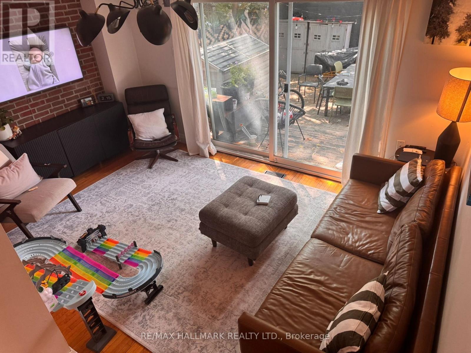 10 Hamilton Street, Toronto, Ontario  M4M 2C5 - Photo 2 - E13682368