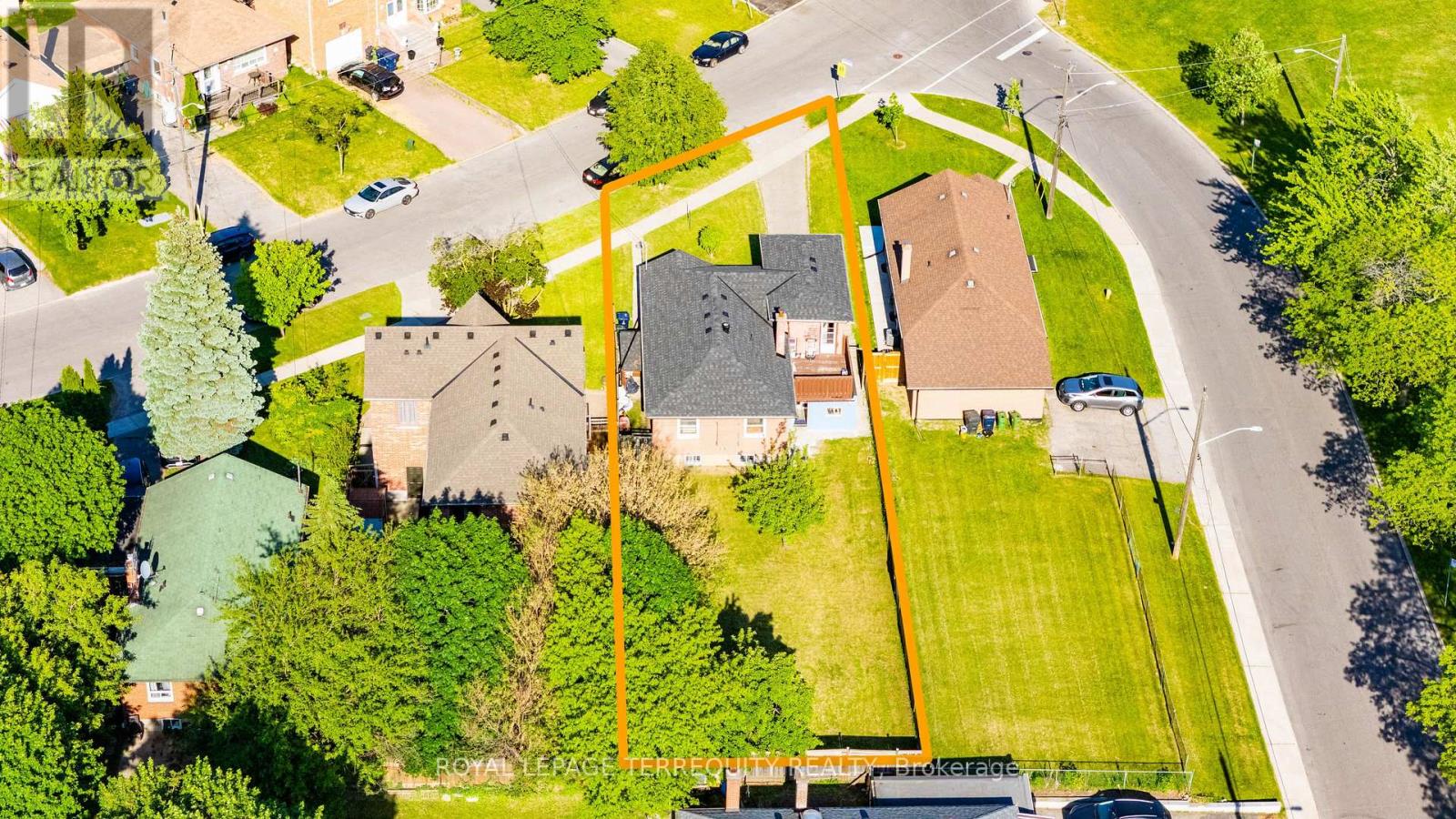 4 Harris Park Drive, Toronto, Ontario  M1L 2Z9 - Photo 46 - E13682578