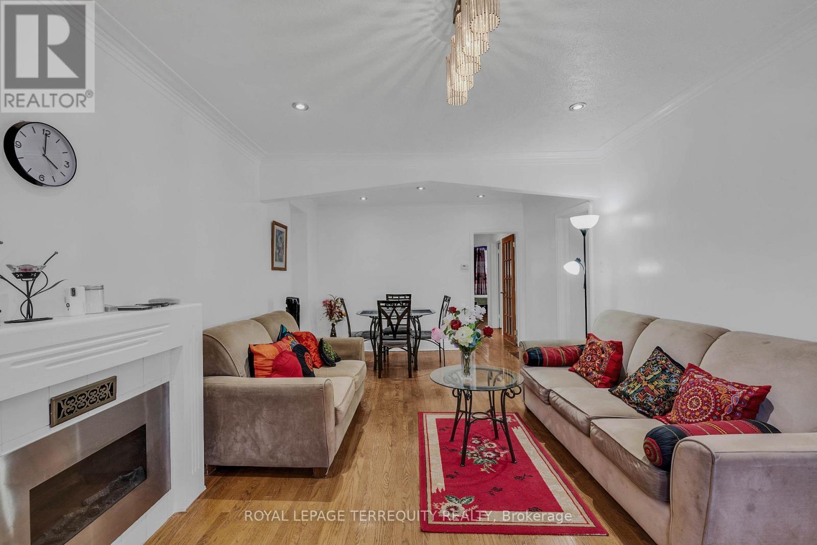 4 Harris Park Drive, Toronto, Ontario  M1L 2Z9 - Photo 6 - E13682578