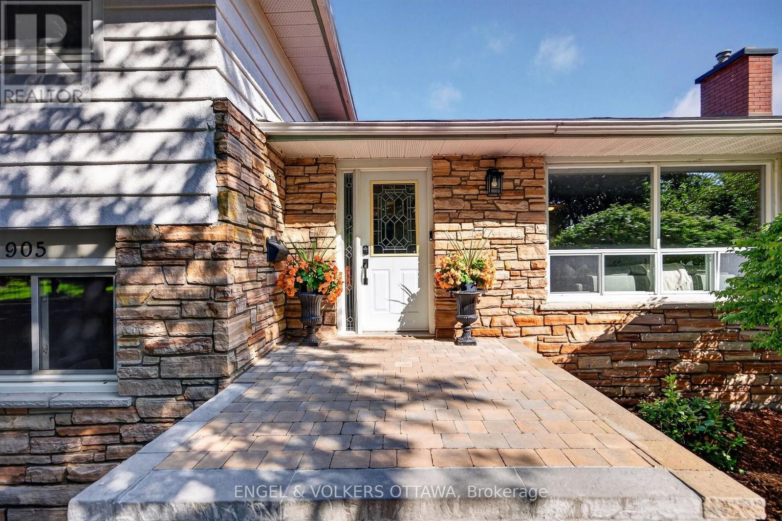 905 Garwood Avenue, Ottawa, Ontario  K1V 6X2 - Photo 3 - X13682530