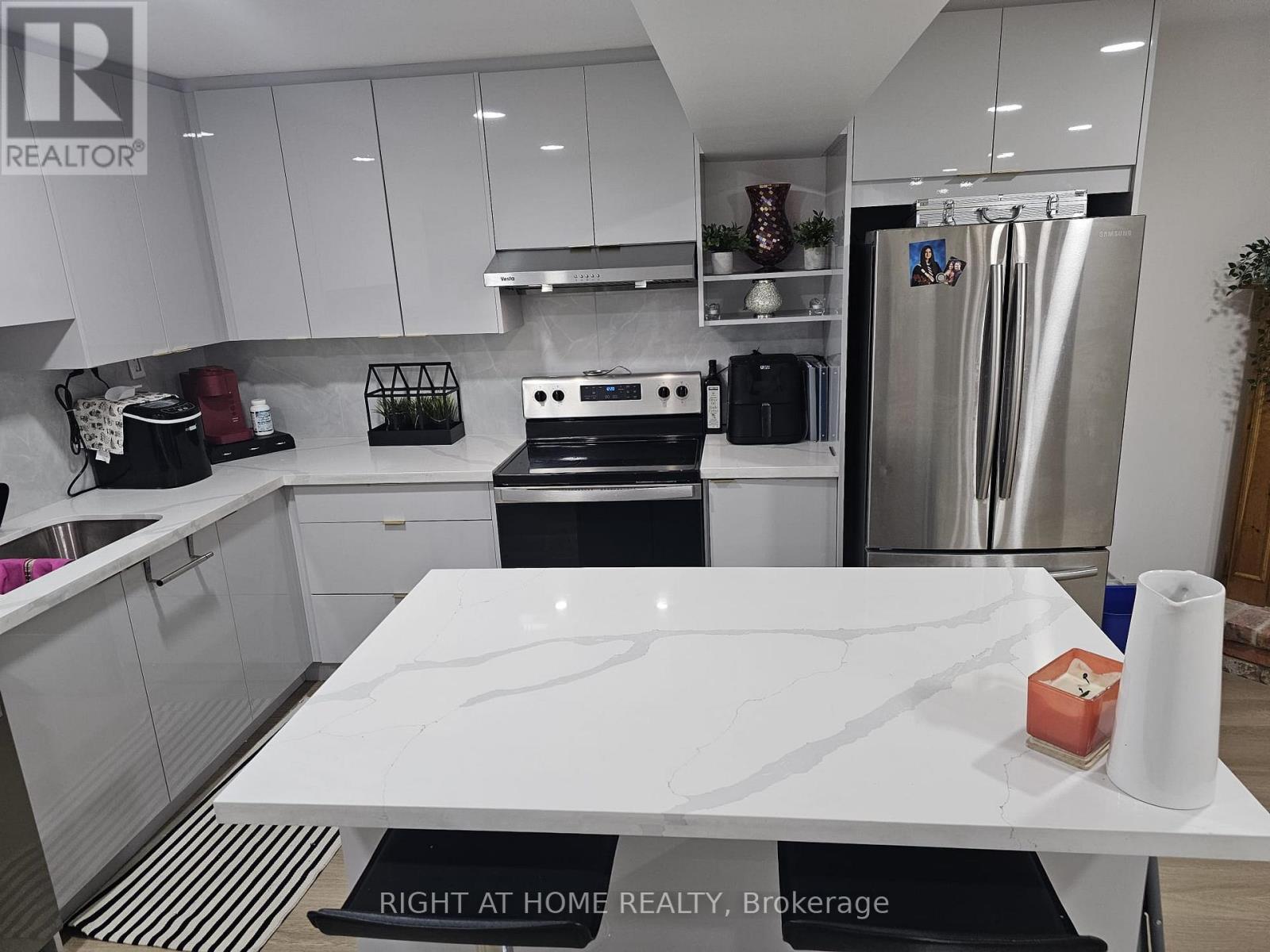 33 Country Heights Drive, Richmond Hill, Ontario  L4E 3M8 - Photo 6 - N13682592
