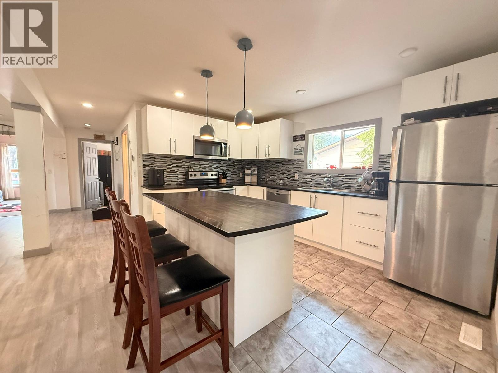 4954 Stevens Avenue, Canal Flats, British Columbia  V0B 1B0 - Photo 2 - 10396650