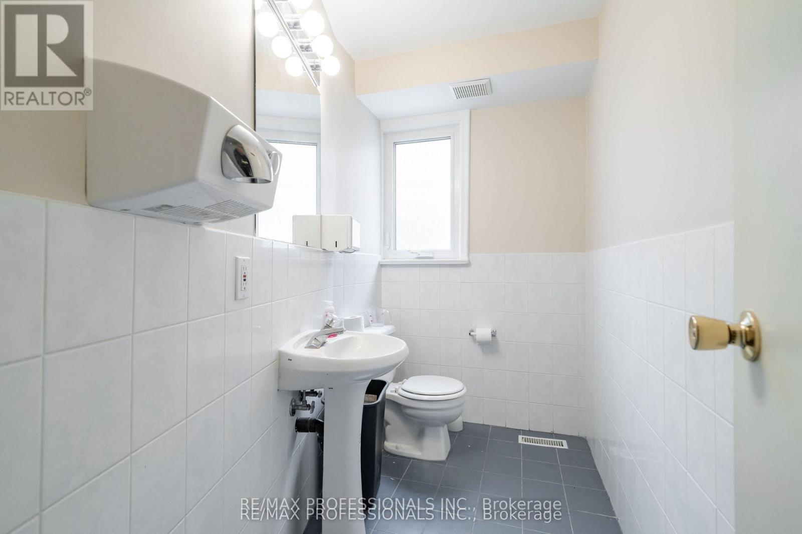 586 Browns Line, Toronto, Ontario  M8W 3V5 - Photo 10 - W13682362