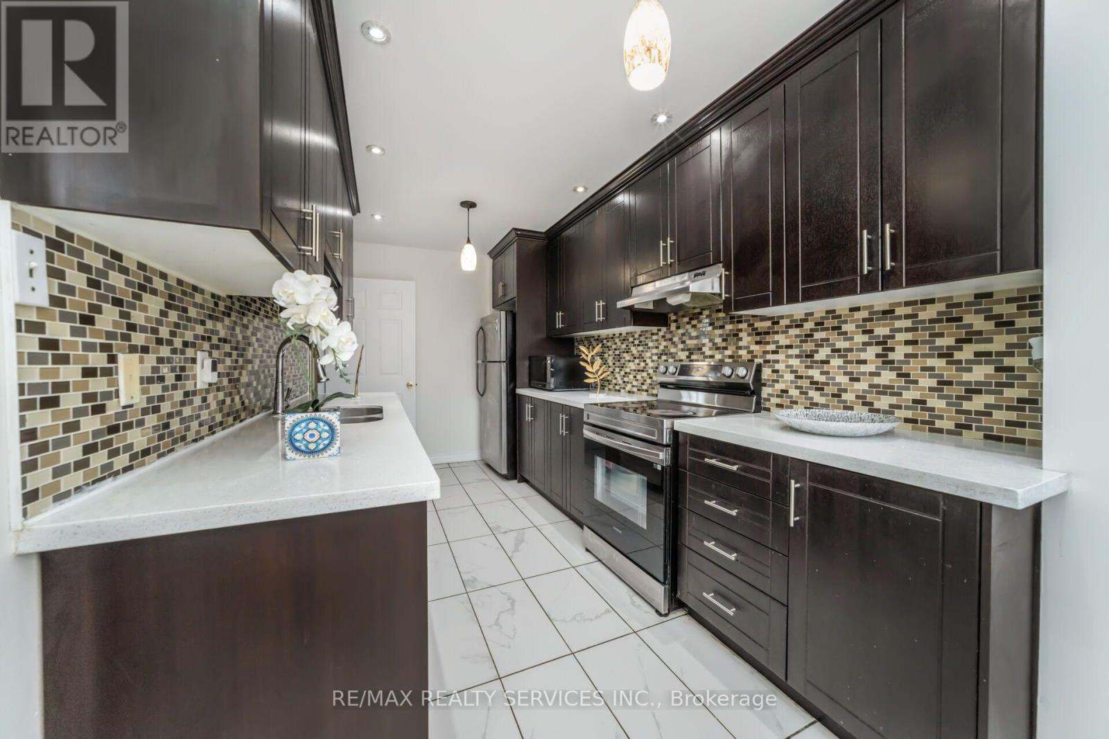 11 Juliette Square, Brampton, Ontario  L6S 2M6 - Photo 15 - W13682506