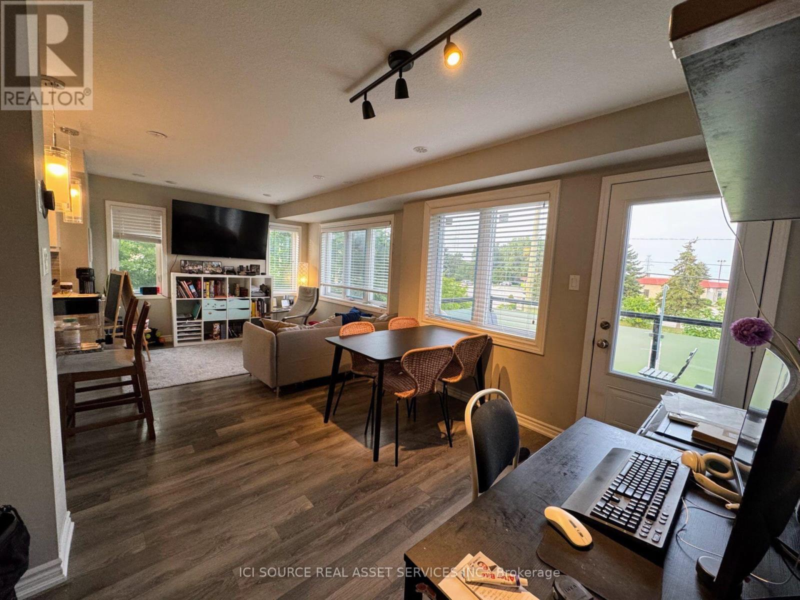 543 Goldenrod Lane, Kitchener, Ontario  N2R 0Y7 - Photo 2 - X13682352
