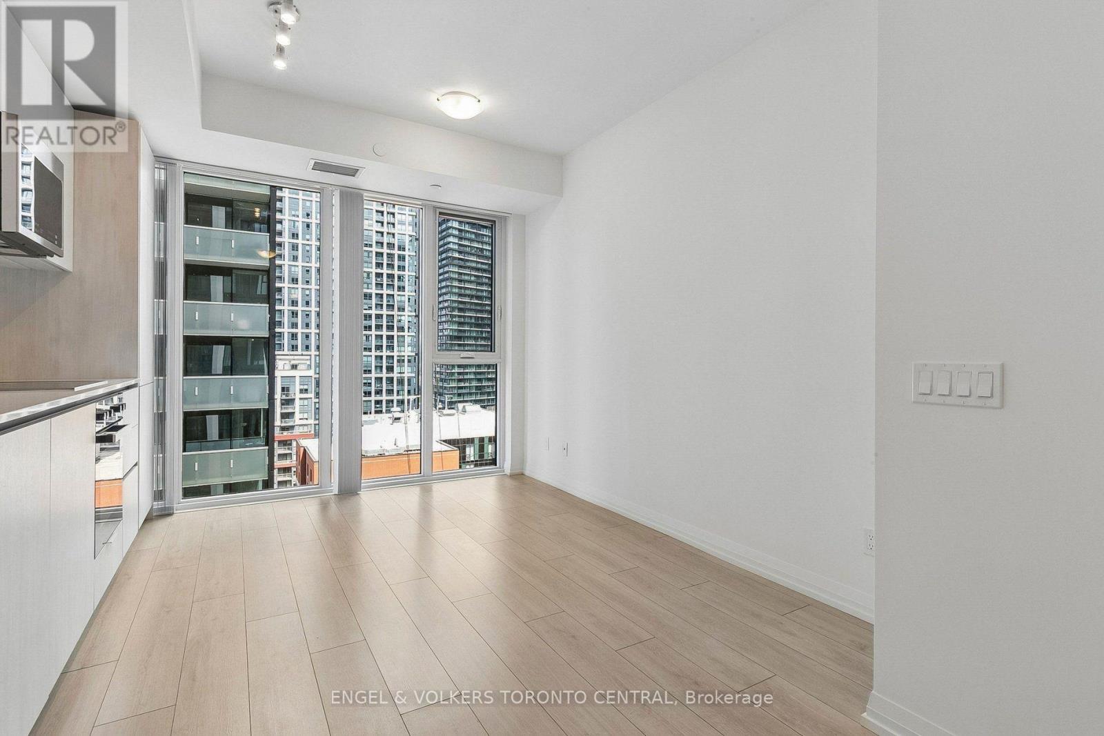 2102 - 400 King Street W, Toronto, Ontario  M5V 1K2 - Photo 2 - C13682640