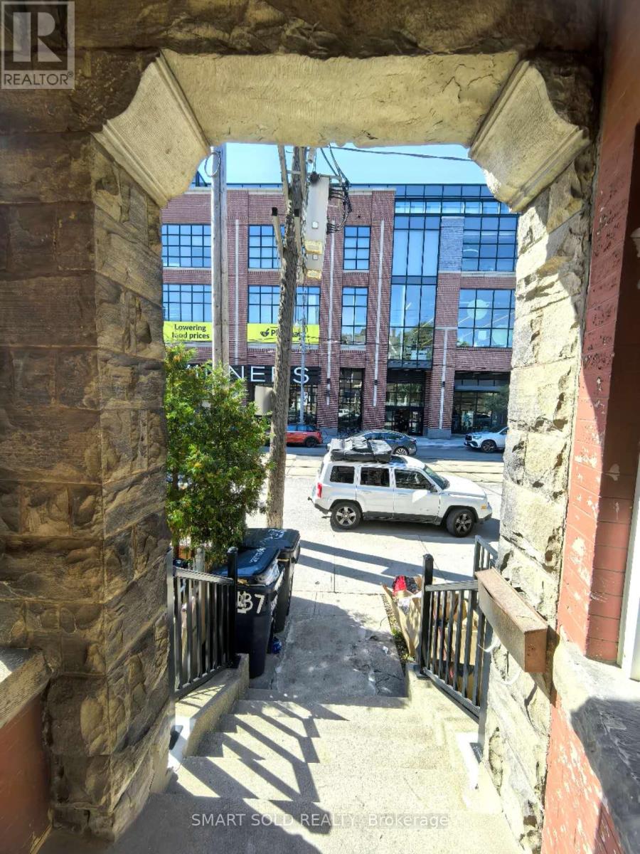 Upper 437 Bathurst Street, Toronto, Ontario  M5T 2S9 - Photo 2 - C13682702