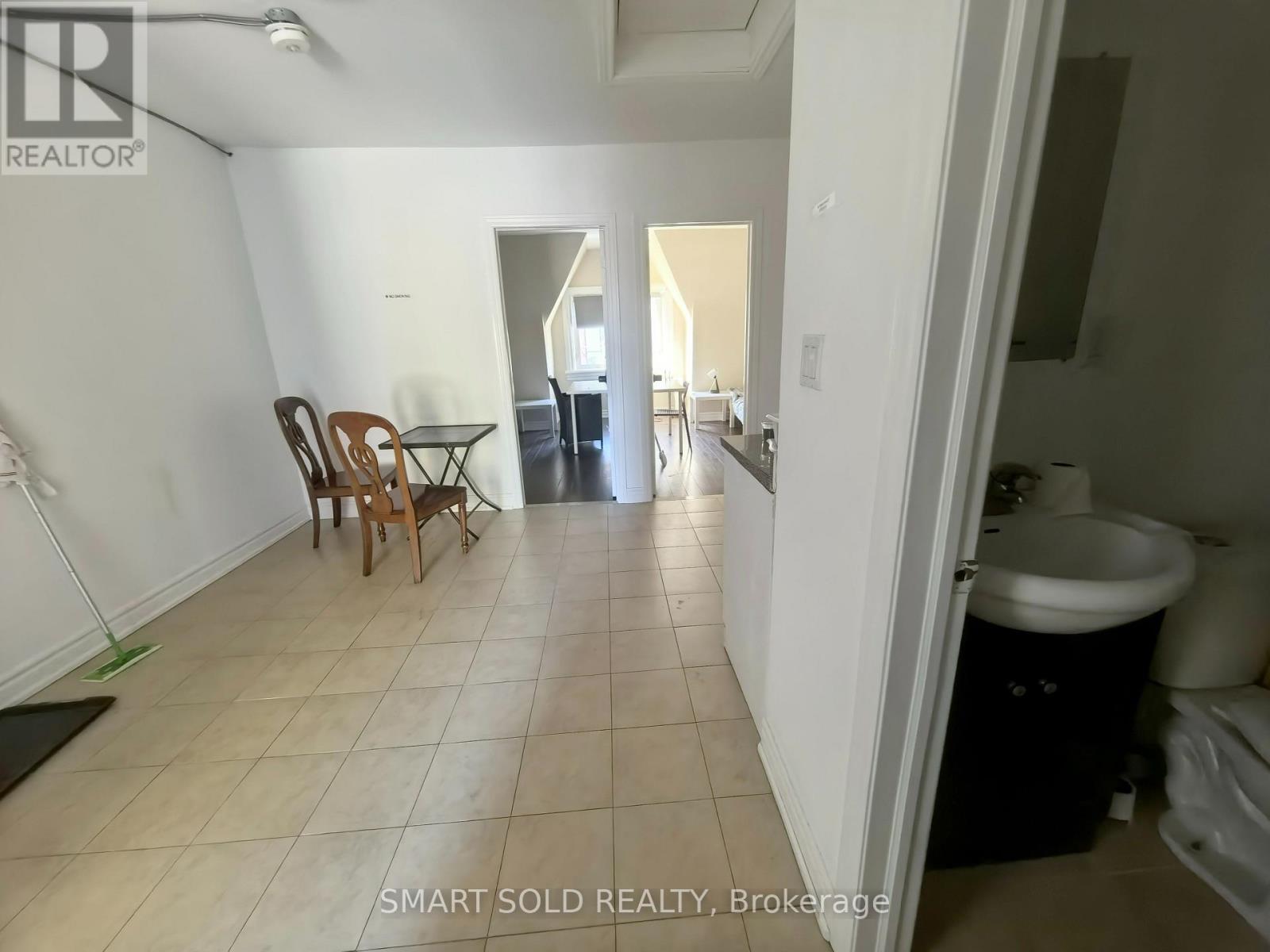 Upper 437 Bathurst Street, Toronto, Ontario  M5T 2S9 - Photo 8 - C13682702