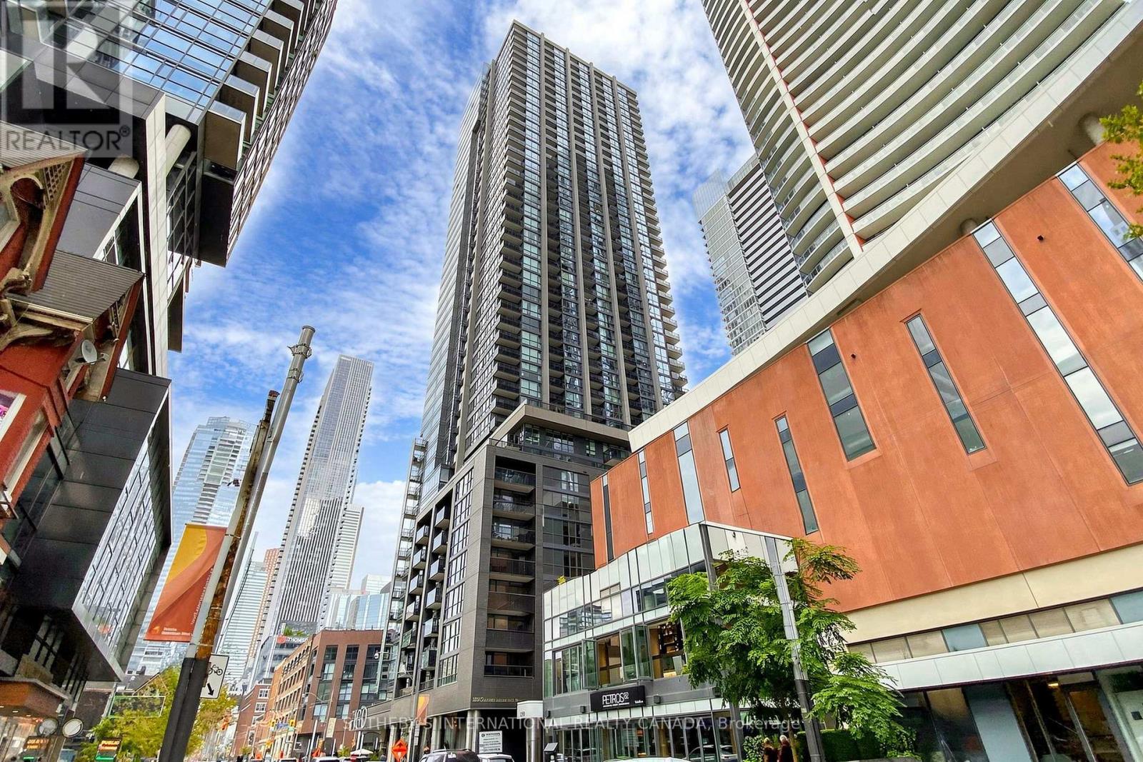 <div class="slider-price">$629,800</div><p>3906 - 295 Adelaide Street W, Toronto, Ontario</p>