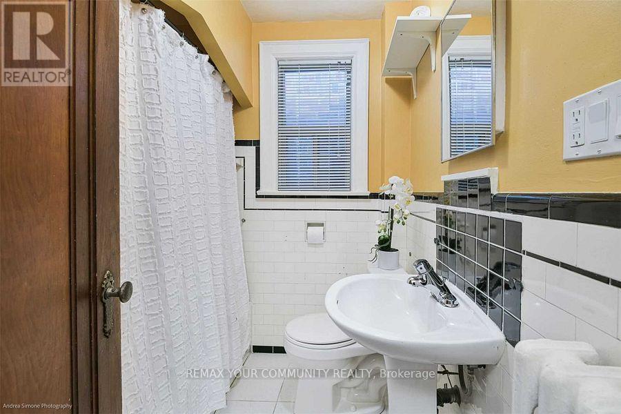 26 Elmsdale Road W, Toronto, Ontario  M4J 3M4 - Photo 11 - E13670110
