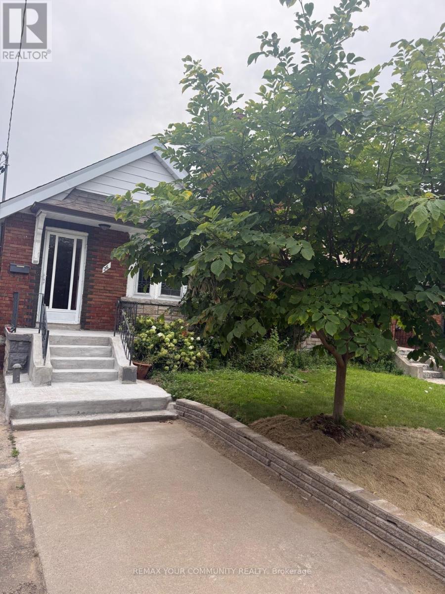 26 Elmsdale Road W, Toronto, Ontario  M4J 3M4 - Photo 2 - E13670110