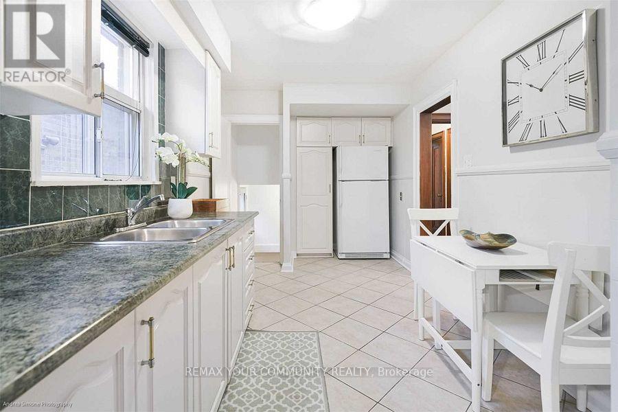 26 Elmsdale Road W, Toronto, Ontario  M4J 3M4 - Photo 8 - E13670110