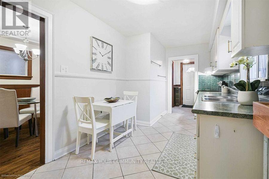 26 Elmsdale Road W, Toronto, Ontario  M4J 3M4 - Photo 9 - E13670110
