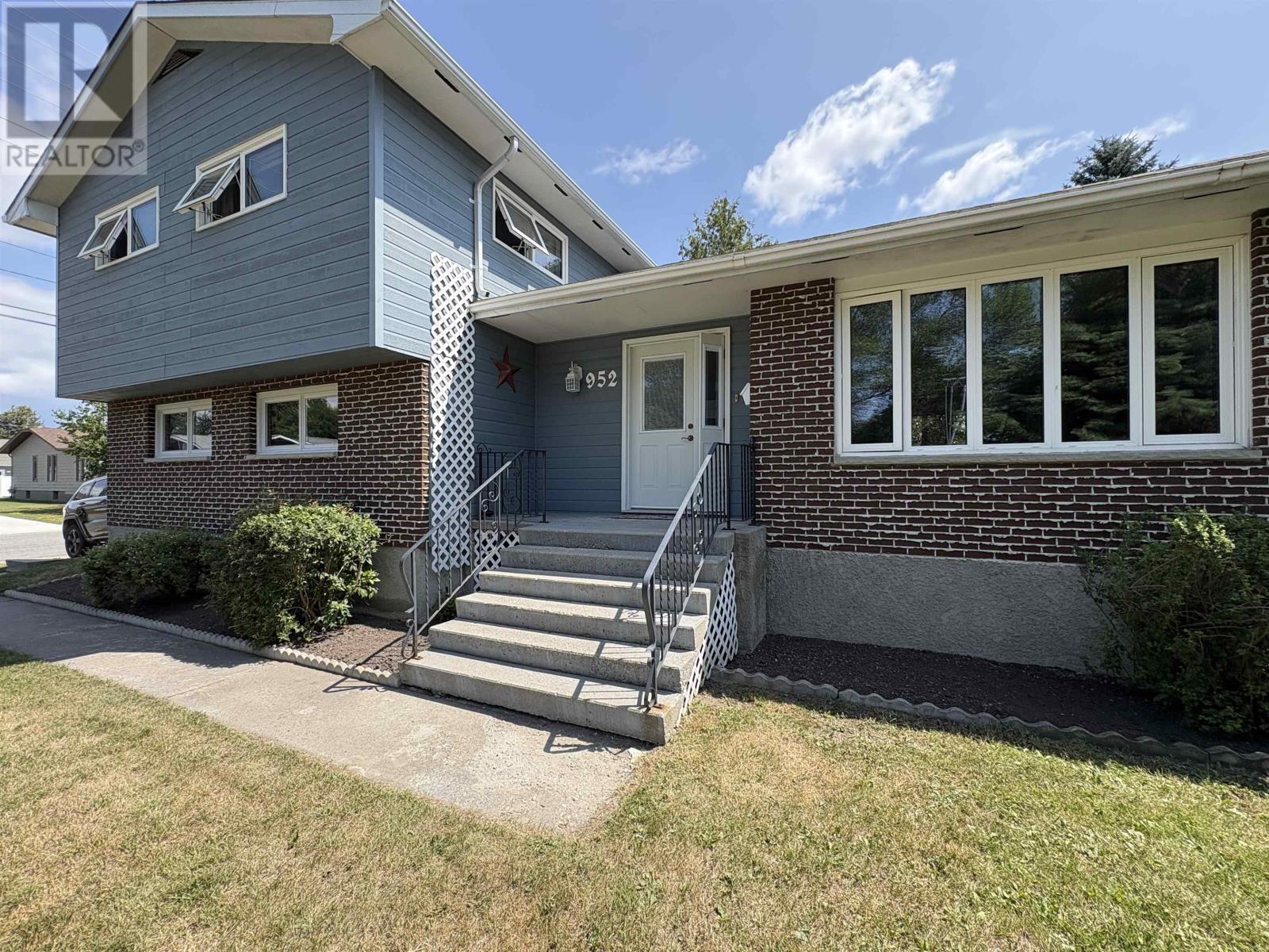 952 Russell Bay, Fort Frances, Ontario  P9A 3N9 - Photo 2 - TB2602054