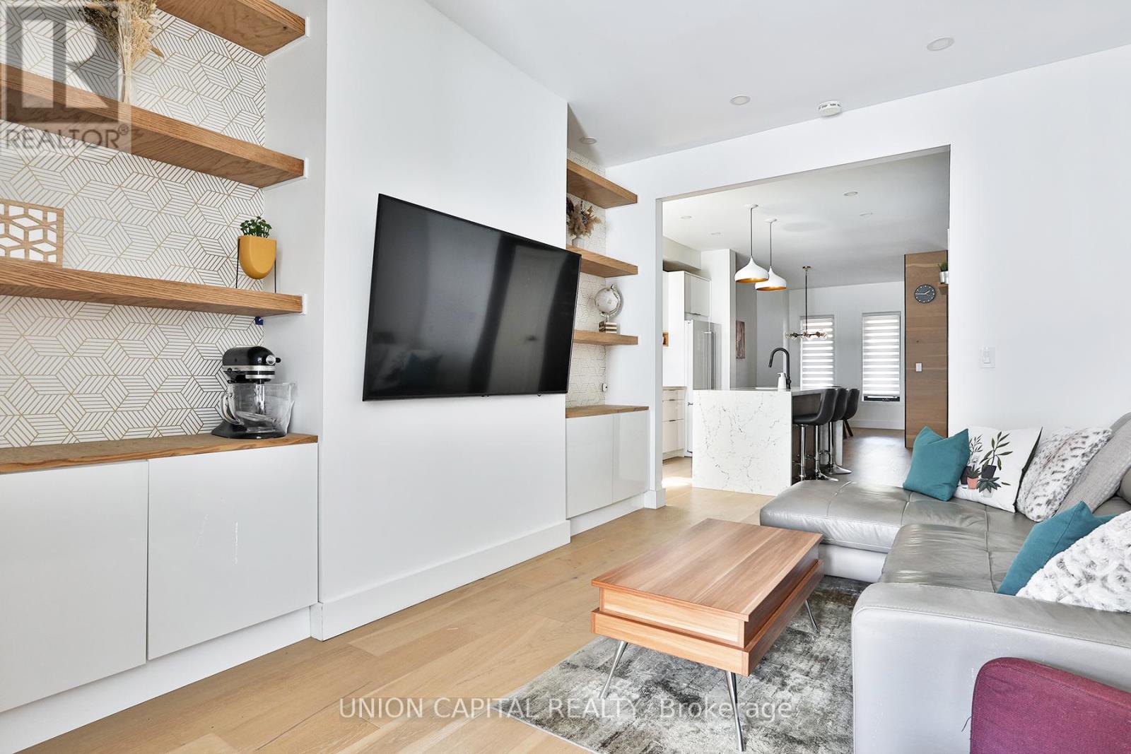 21 Alma Avenue, Toronto, Ontario  M6J 1N2 - Photo 11 - C13682810