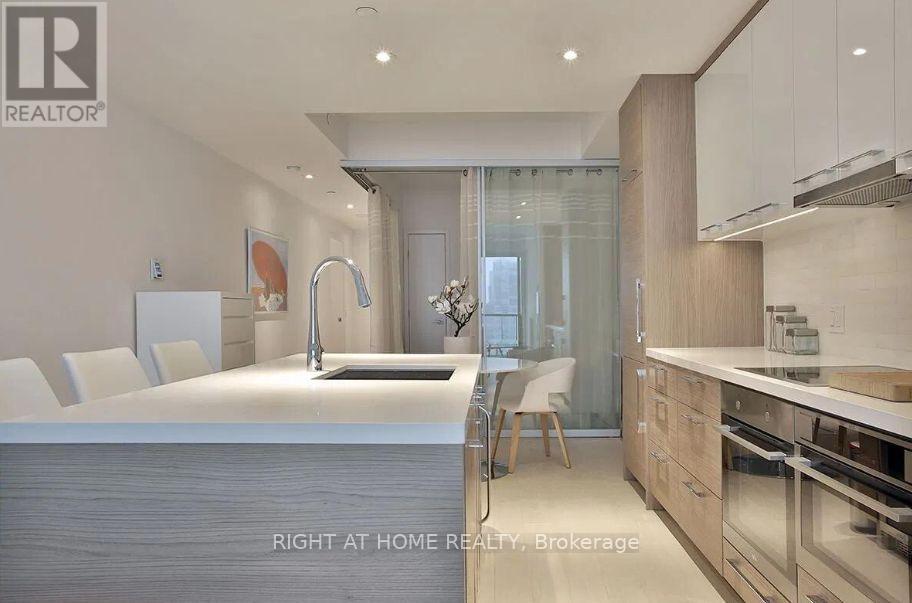4208 - 488 University Avenue, Toronto, Ontario  M5G 0C1 - Photo 4 - C13682836
