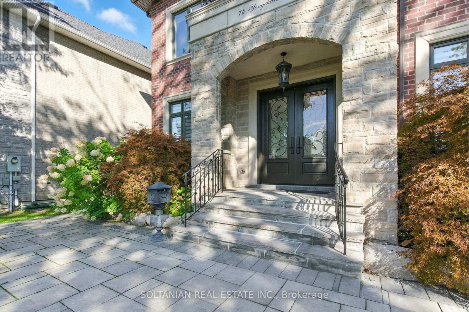 74 Yongehurst Road, Richmond Hill, Ontario  L4C 3T2 - Photo 2 - N13682994