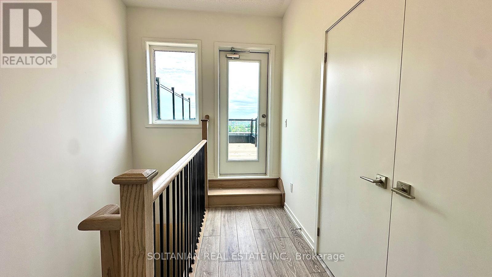 8 - 20 Lytham Green Circle, Newmarket, Ontario  L3Y 0H3 - Photo 11 - N13683028