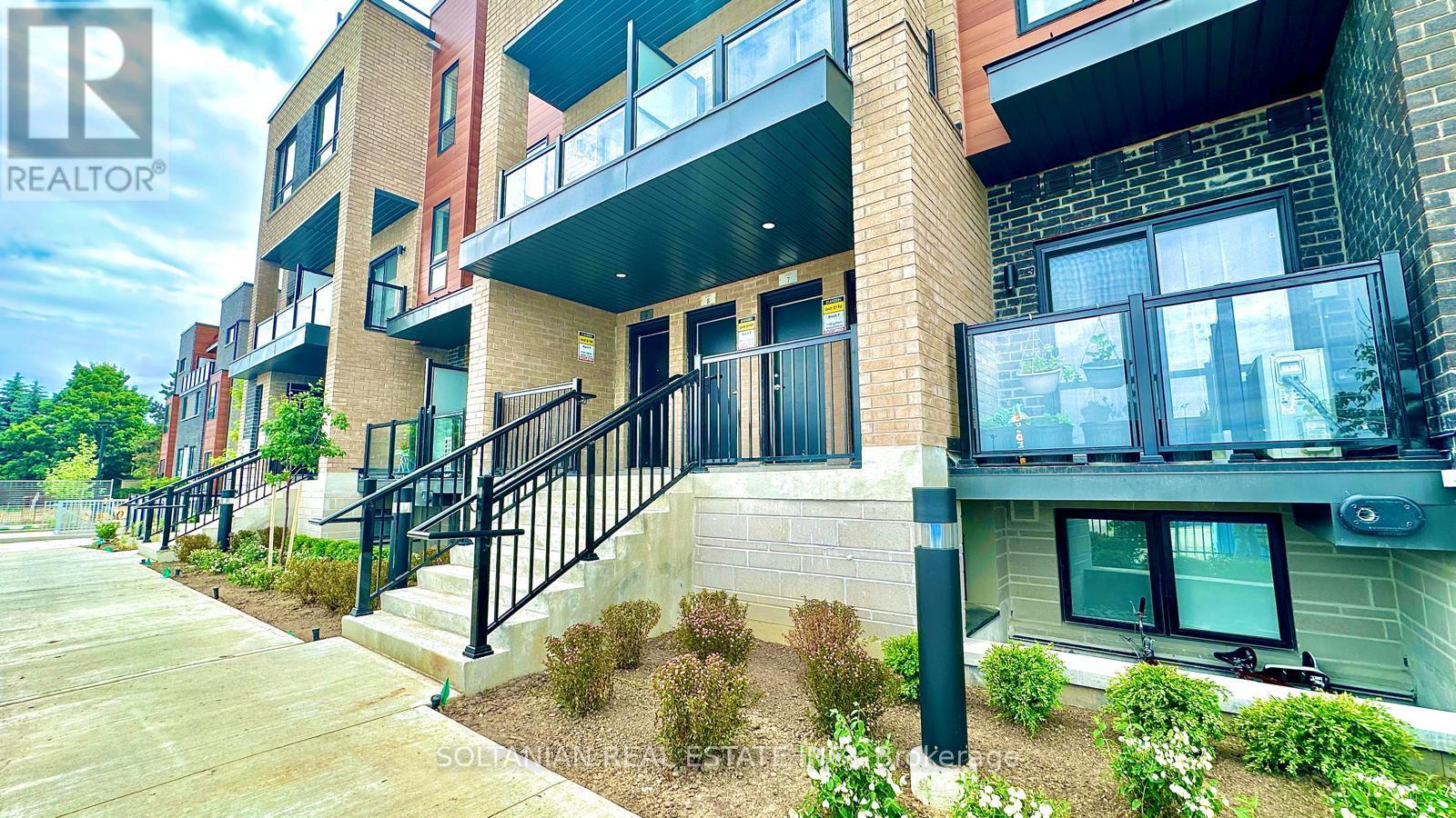 8 - 20 Lytham Green Circle, Newmarket, Ontario  L3Y 0H3 - Photo 3 - N13683028