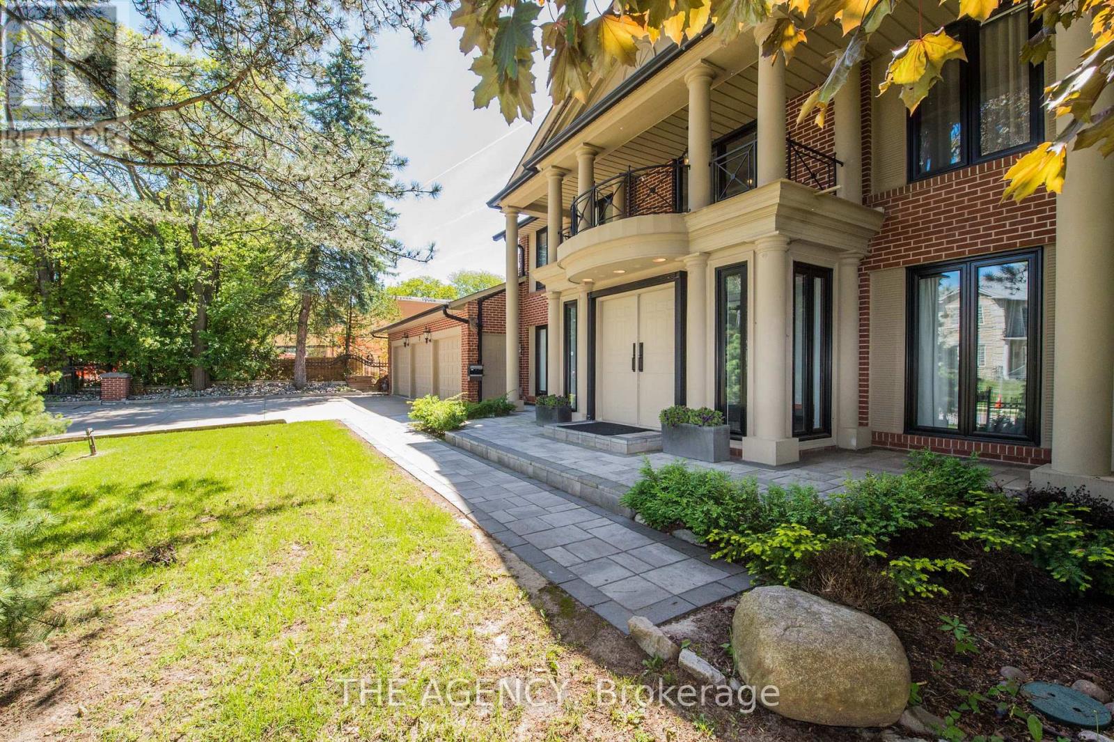 7 Shady Oaks Crescent, Toronto, Ontario  M3C 2L4 - Photo 2 - C13226688