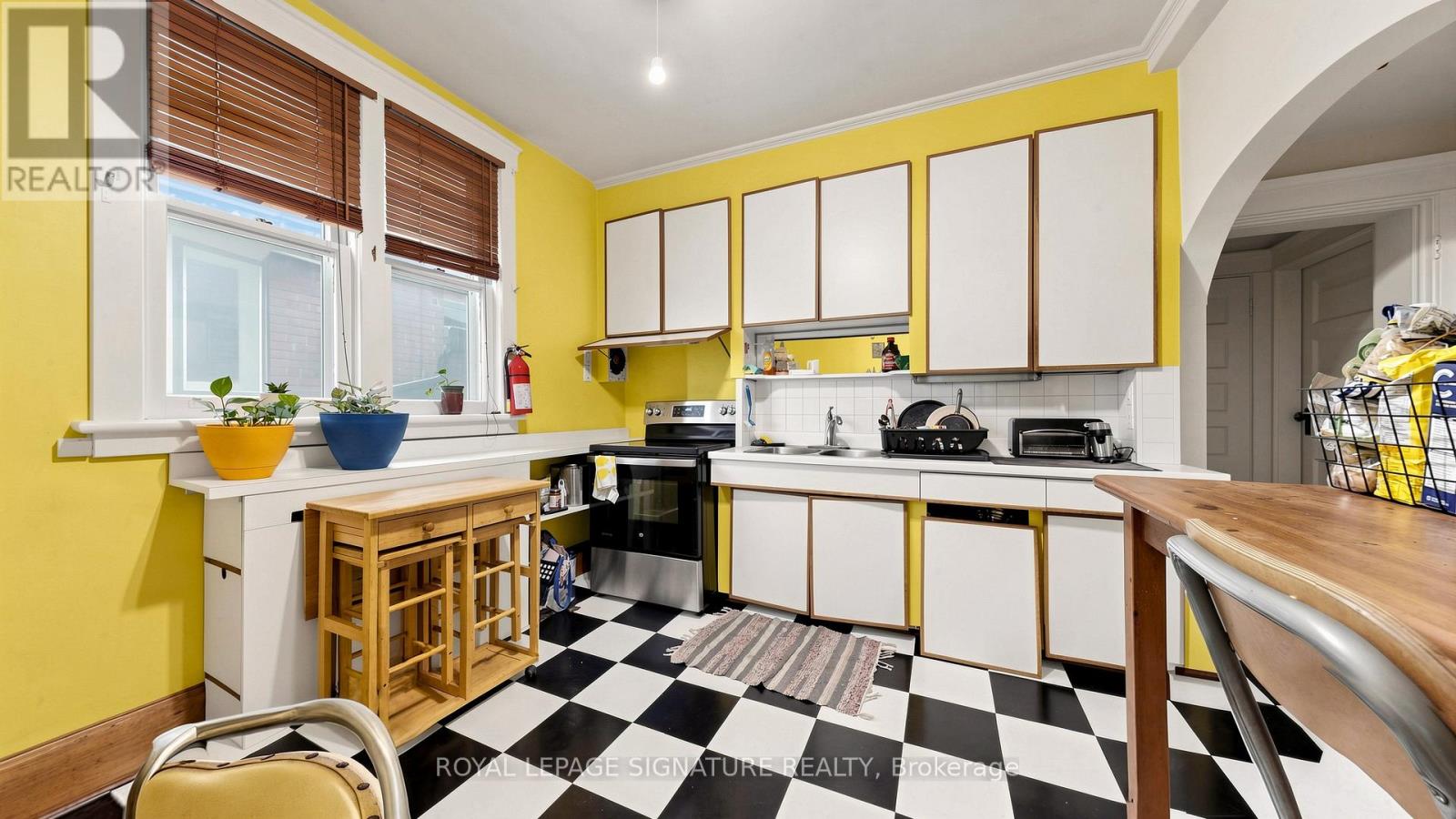 132 Marion Street, Toronto, Ontario  M6R 1E7 - Photo 5 - W13682774