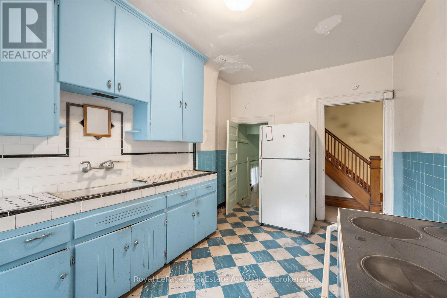 36 Galley Avenue, Toronto, Ontario  M6R 1G8 - Photo 8 - W13682998