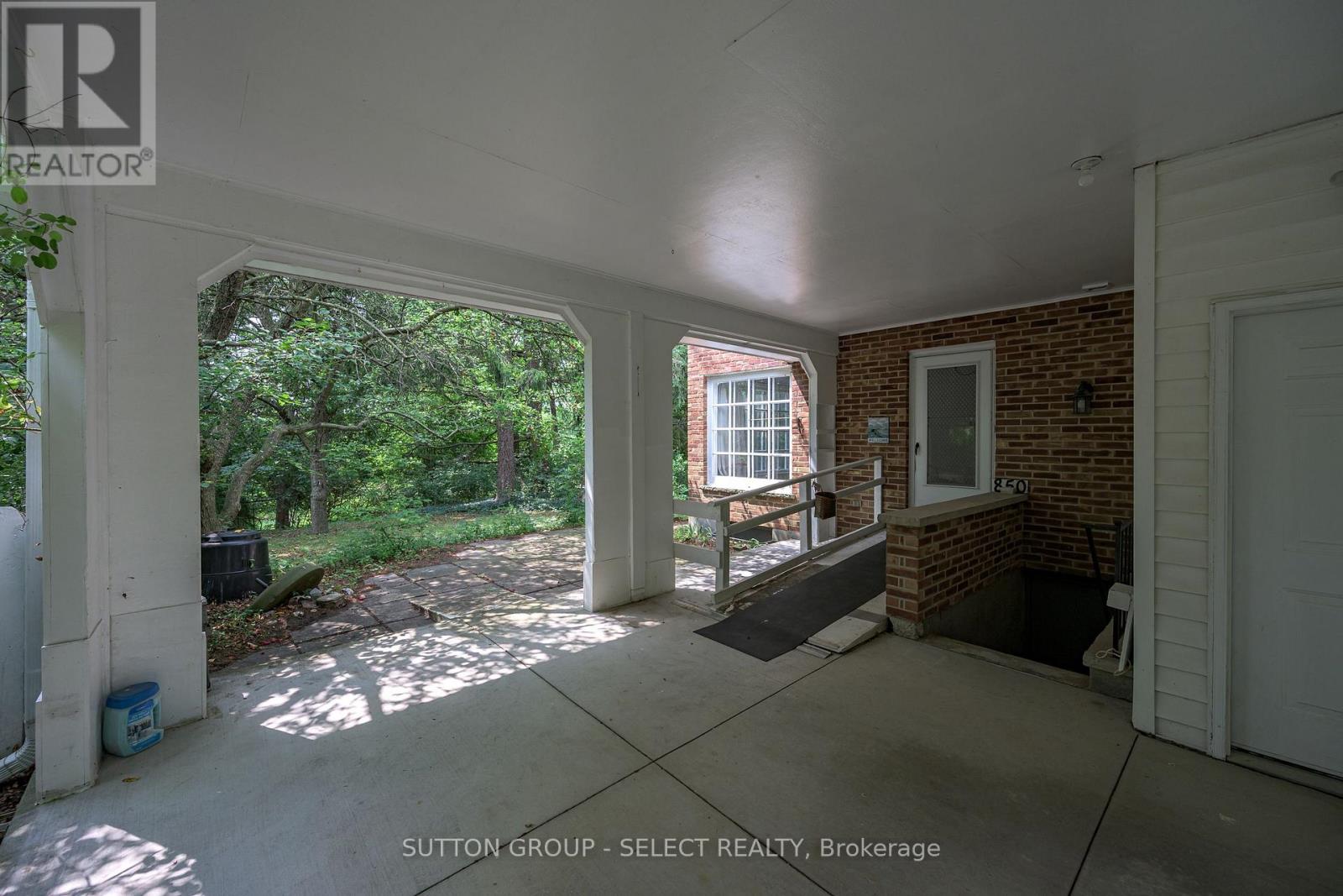 850 Commissioners Road W, London South, Ontario  N6K 1C2 - Photo 11 - X13683182