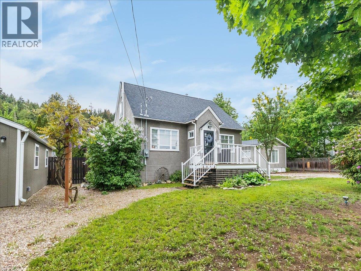 2116 Columbia Avenue, Castlegar, British Columbia  V1N 2X1 - Photo 2 - 10388013