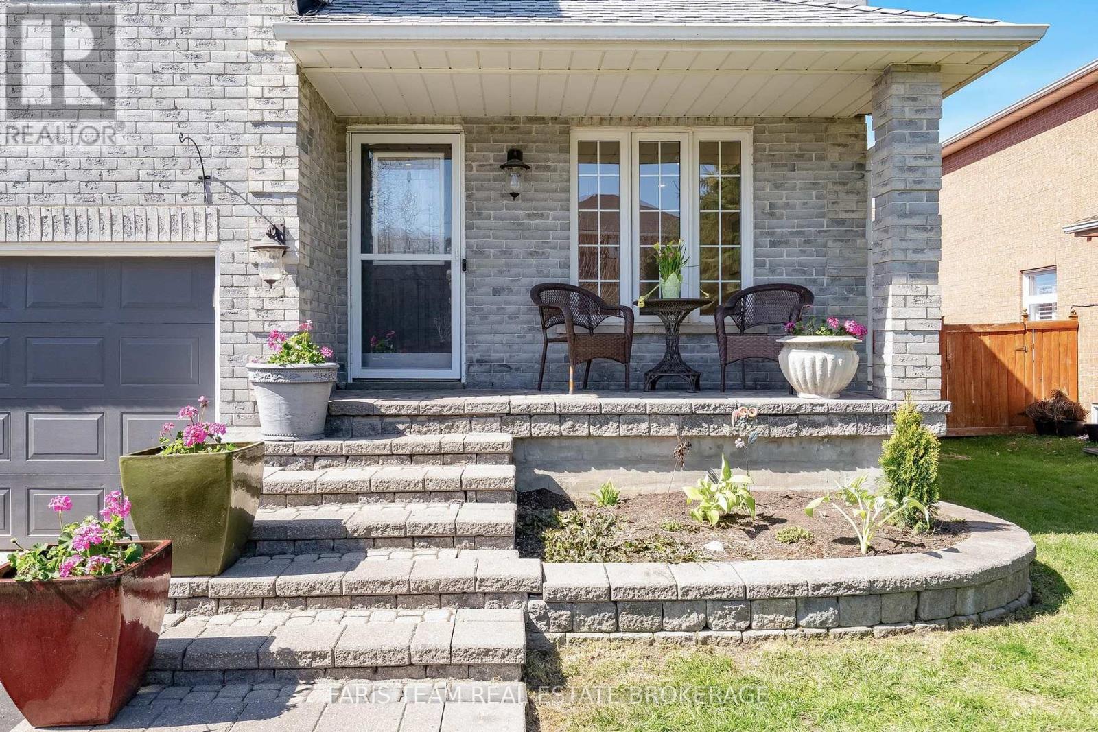 4 Whispering Pine Place, Barrie, Ontario  L4N 9R9 - Photo 4 - S13633028