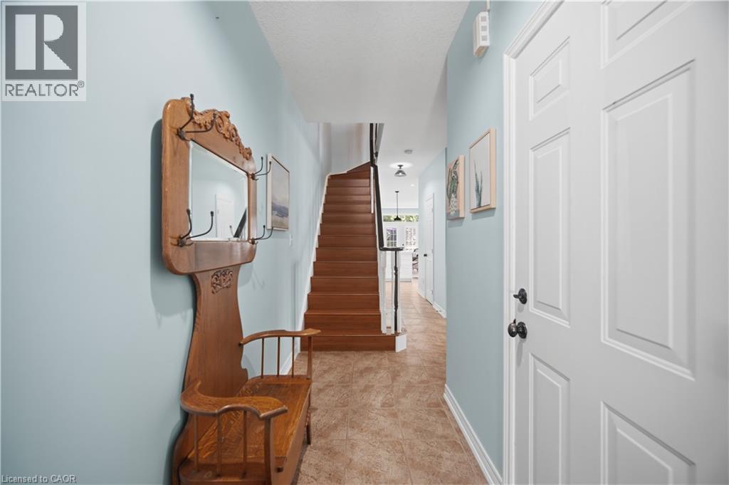 40 Sunnycroft Court, Hamilton, Ontario  L8B 0L3 - Photo 4 - 40856290