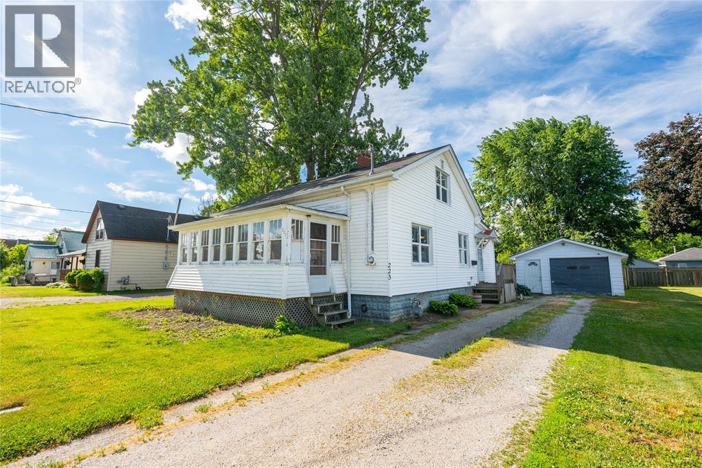223 King STREET,Wallaceburg,Ontario,N8A1H4,Canada
