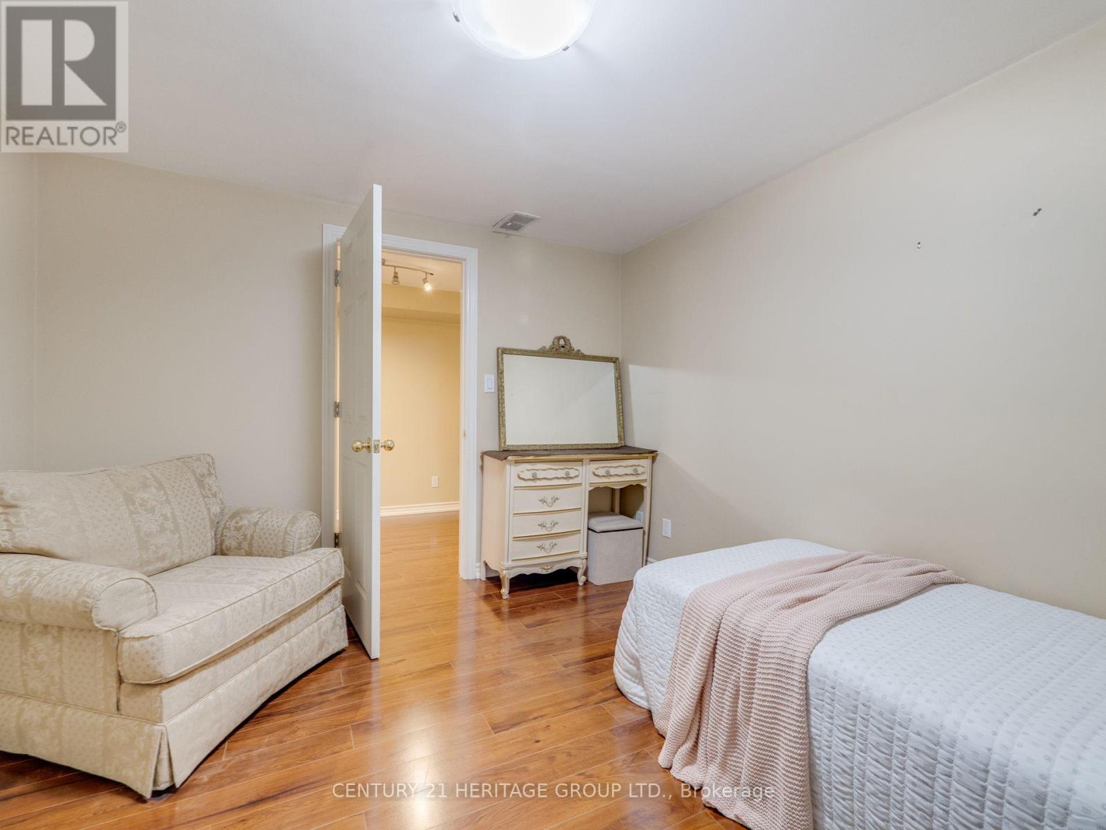 Room B - 97 Allingham Gardens, Toronto, Ontario  M3H 1X9 - Photo 7 - C13683300