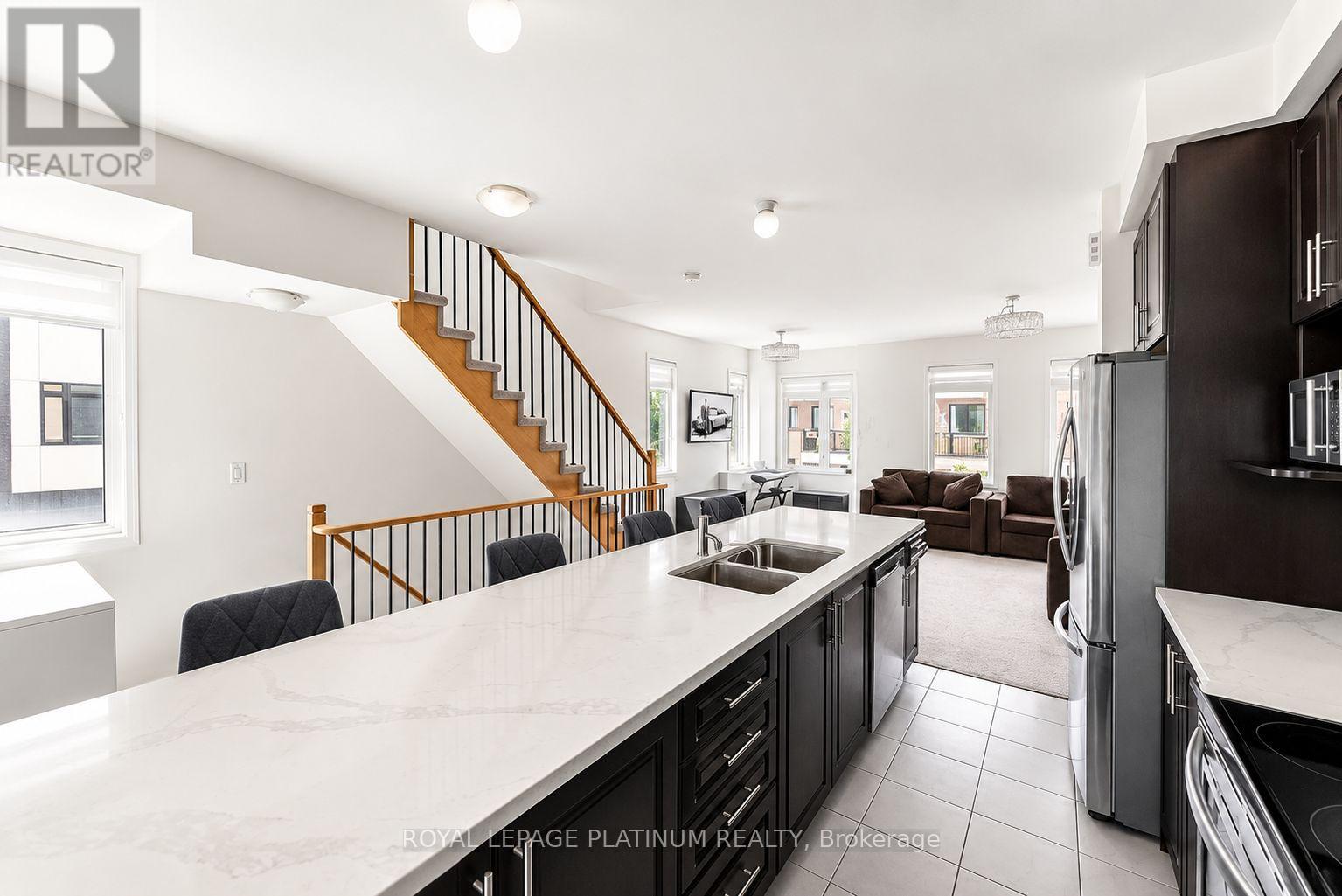 895 Kicking Horse Path, Oshawa, Ontario  L1J 0B4 - Photo 4 - E13683308