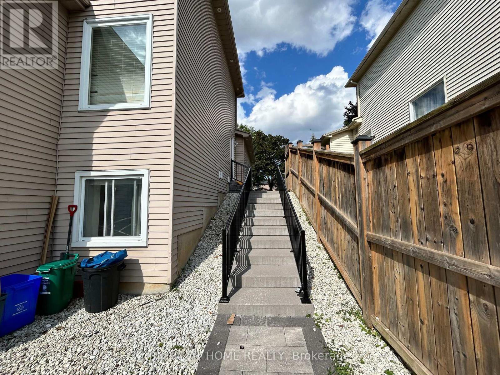 844 Crowells Street, Oshawa, Ontario  L1K 1X3 - Photo 3 - E13683330