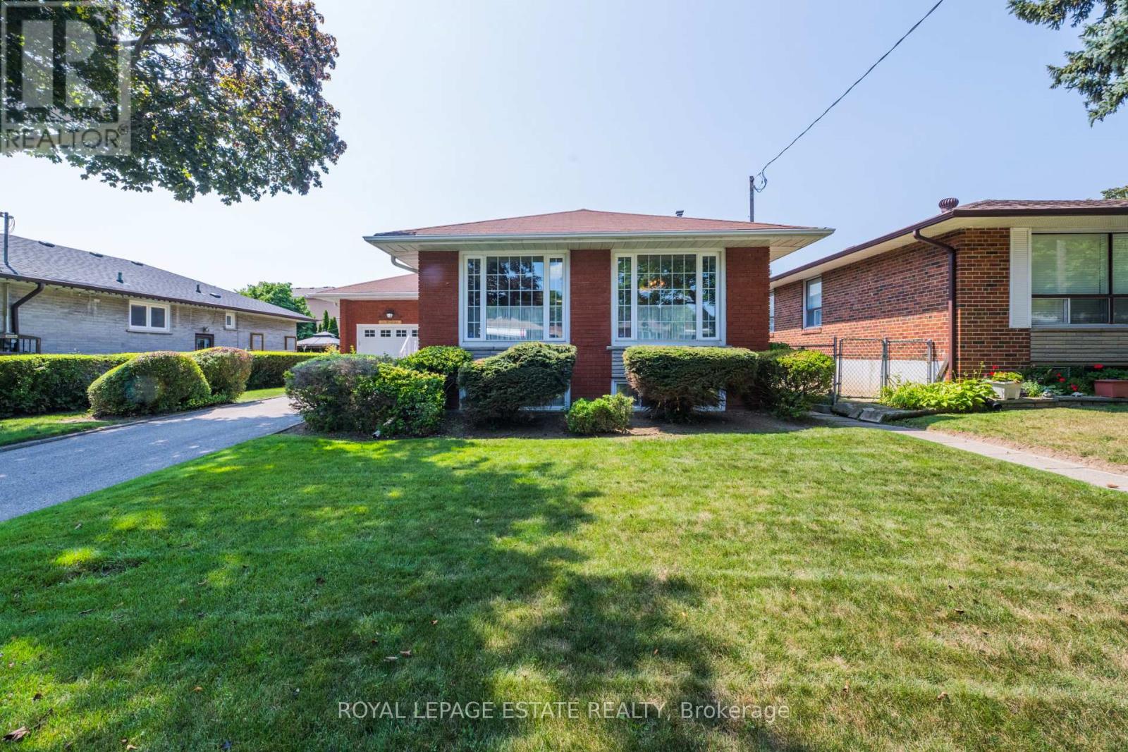 <div class="slider-price">$975,000</div><p>26 Mozart Avenue, Toronto, Ontario</p>