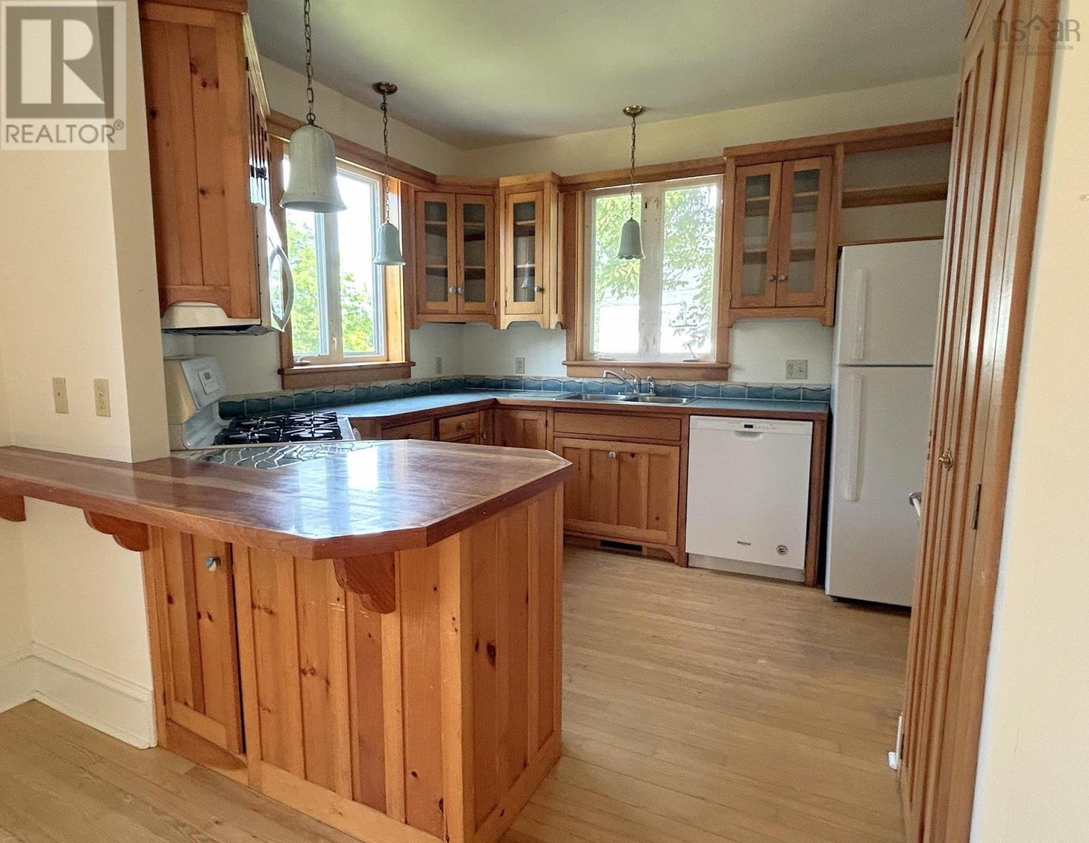 92 Main Street, Chester, Nova Scotia  B0J 1J0 - Photo 7 - 202606878