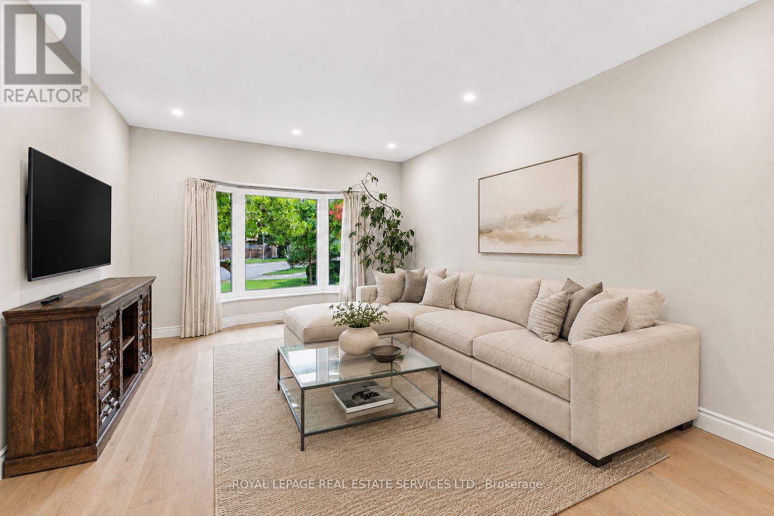 1512 Princeton Crescent, Oakville, Ontario  L6H 4H4 - Photo 4 - W13683424
